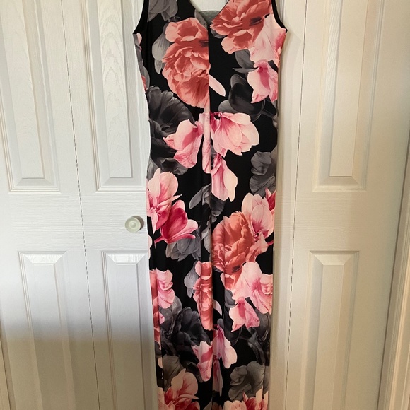 Le Chateau Floral Plunging Neck Gown - Black Floral - Picture 4 of 5